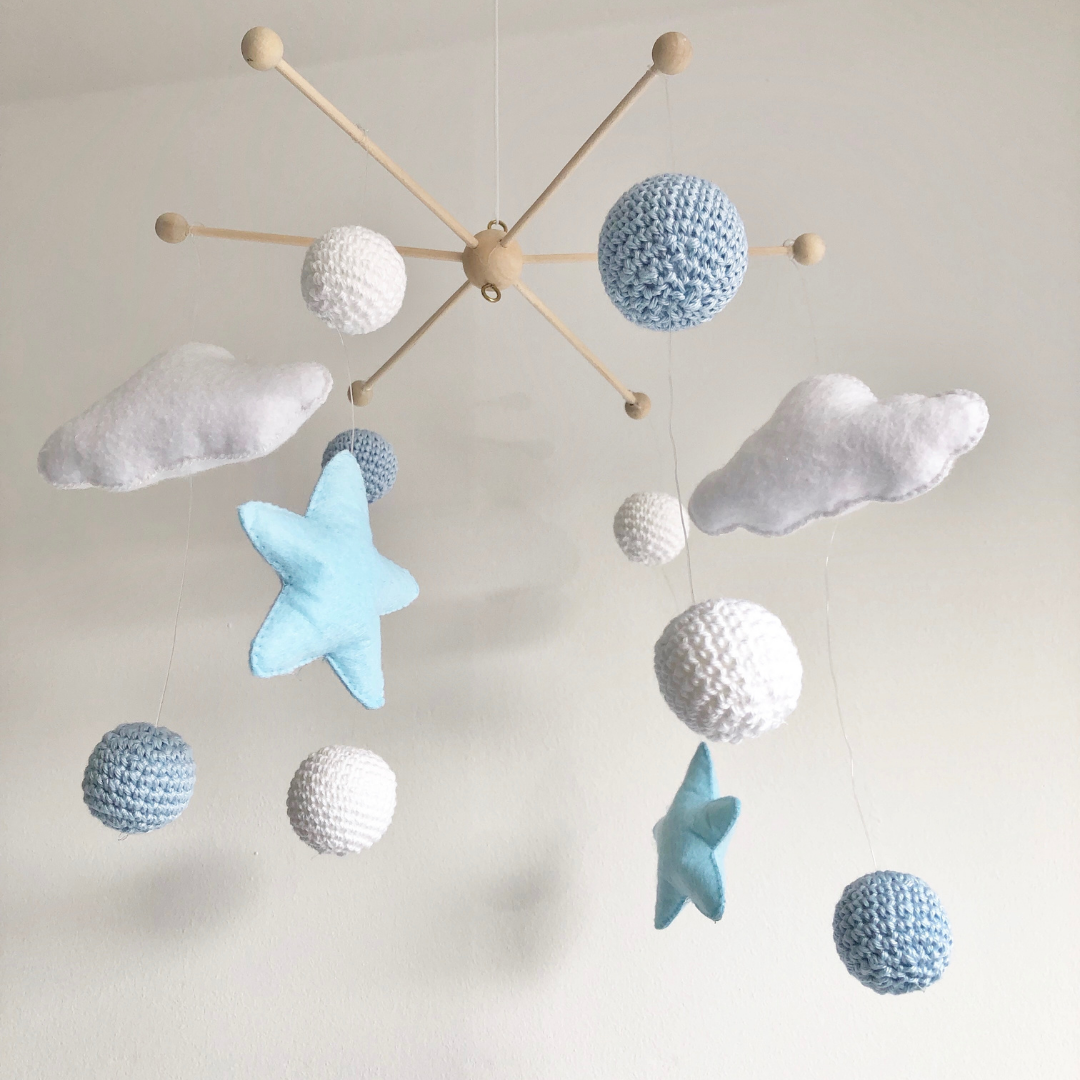 Mint Home Atelier™ Babymobile Sterne Wolken Blau